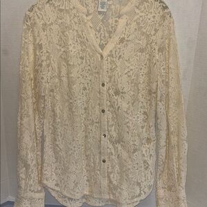 SUNDANCE BRAND CREME COLORED LACE BUTTON DOWN TOP V NECK SIZE SMALL
BUTTON CUFF
